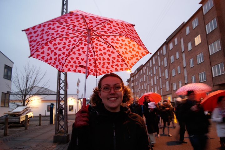 Linda med rød paraply